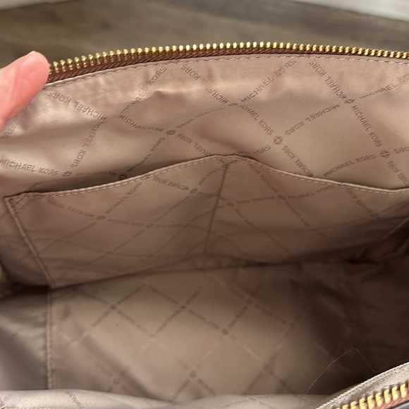 Michael Kors Handbag never used but no tags. - Picture 17 of 17